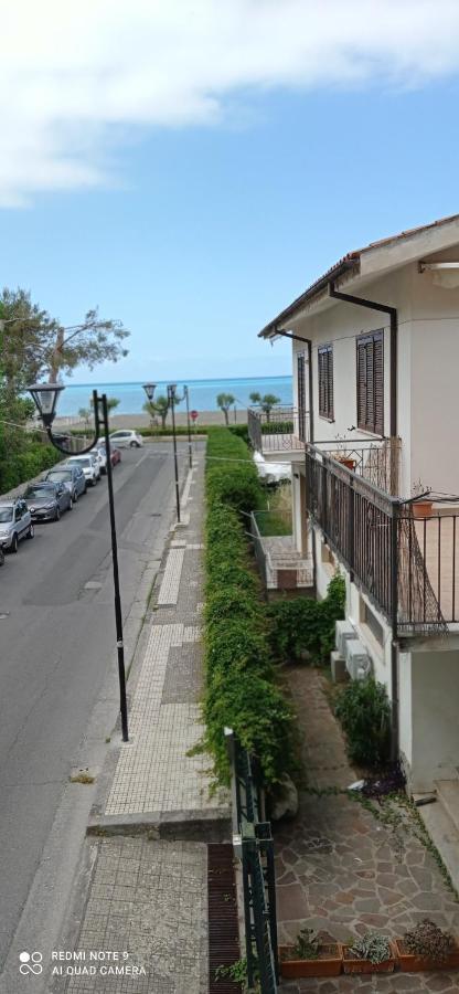 プラーイア・ア・マーレ Ad Un Passo Dal Mare Bed & Breakfast エクステリア 写真