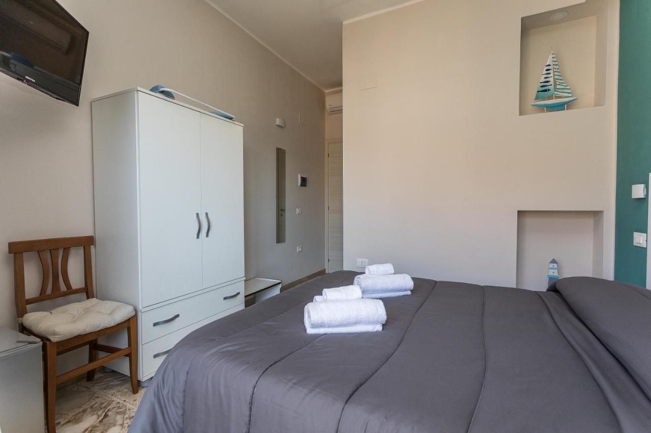 プラーイア・ア・マーレ Ad Un Passo Dal Mare Bed & Breakfast エクステリア 写真