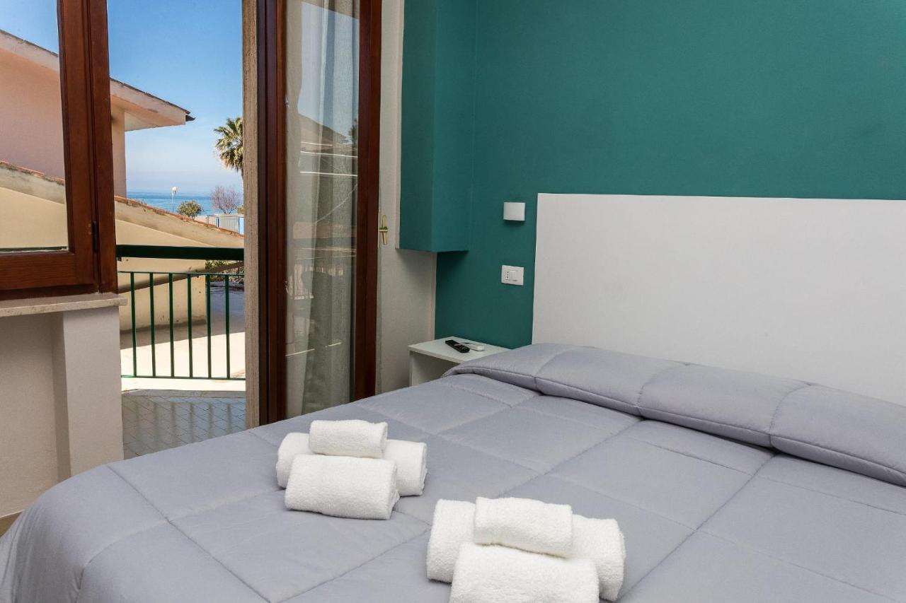プラーイア・ア・マーレ Ad Un Passo Dal Mare Bed & Breakfast エクステリア 写真
