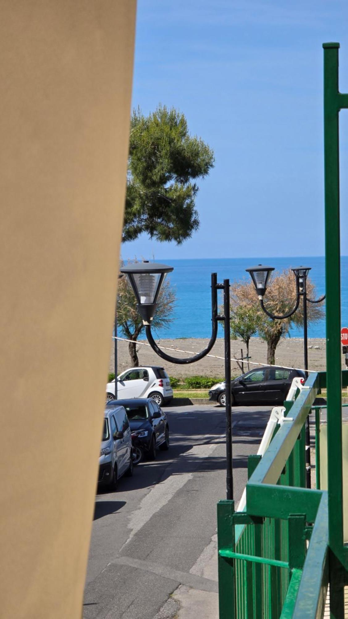 プラーイア・ア・マーレ Ad Un Passo Dal Mare Bed & Breakfast エクステリア 写真