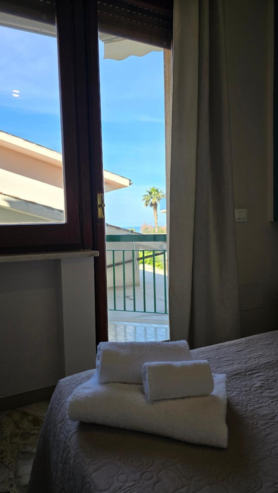 プラーイア・ア・マーレ Ad Un Passo Dal Mare Bed & Breakfast エクステリア 写真