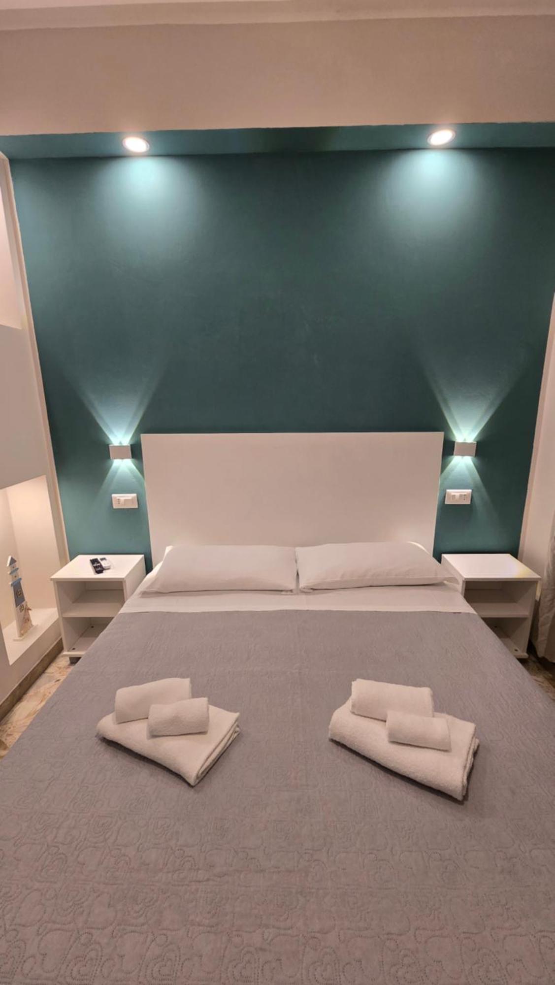 プラーイア・ア・マーレ Ad Un Passo Dal Mare Bed & Breakfast エクステリア 写真