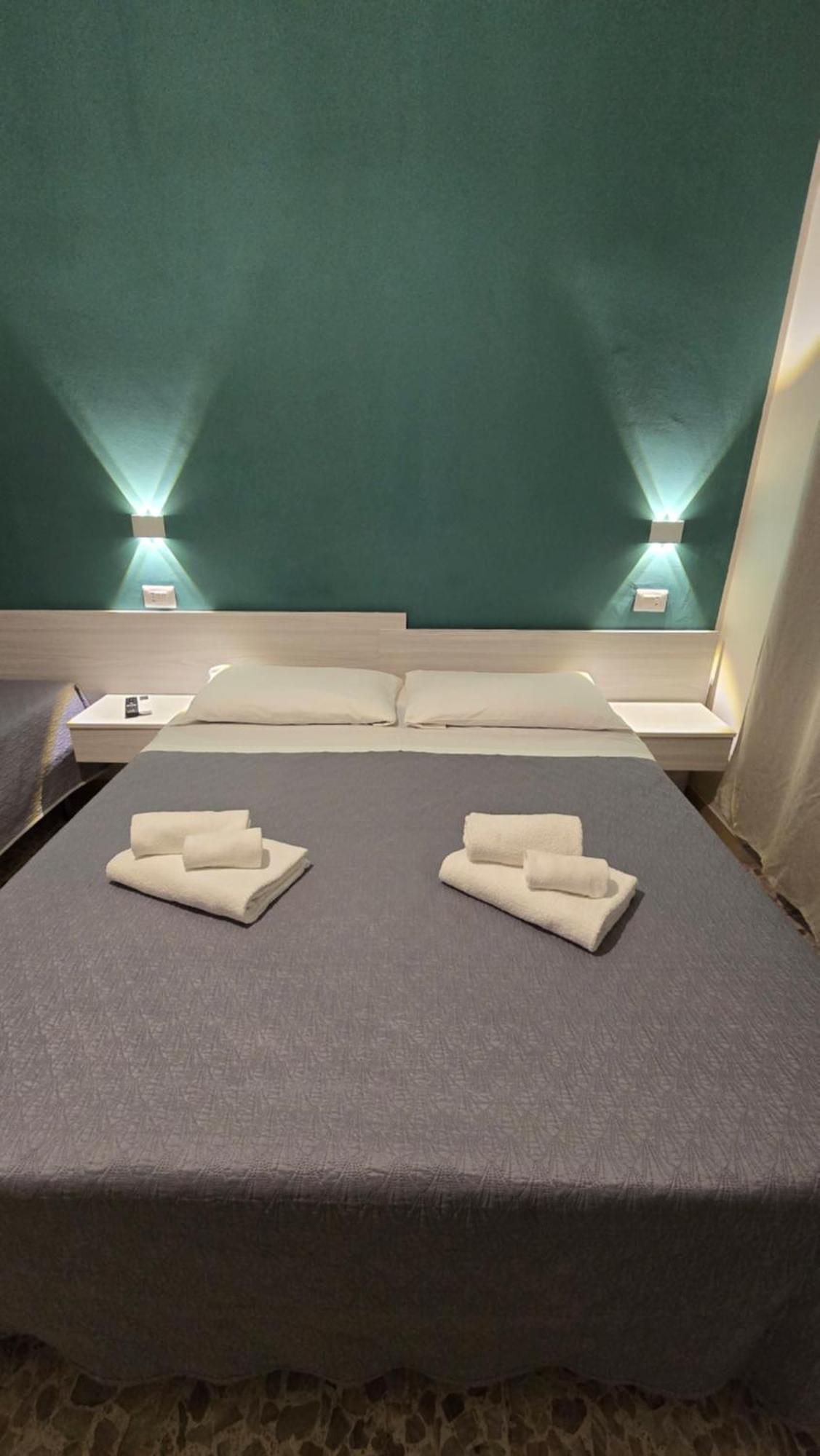 プラーイア・ア・マーレ Ad Un Passo Dal Mare Bed & Breakfast エクステリア 写真